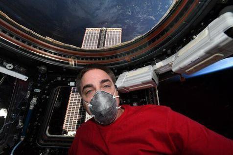 فضانورد ناسا با ماسک آماده بازگشت به زمین