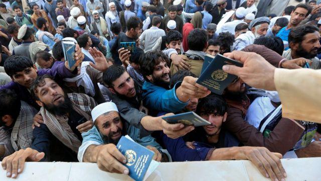 ازدحام برای گرفتن ویزای پاکستان در شرق افغانستان؛ دست‌کم ۱۱ زن کشته شدند