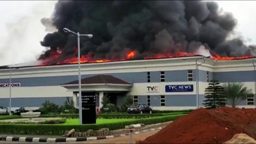آتش زدن یک شبکه تلویزیونی به دست معترضان در نیجریه + فیلم