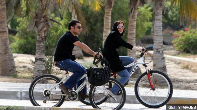  مخالفت با دوچرخه سواری زنان در ایران؛   خامنه ای : دختر تهرانی مثل دختر چینی نیست چینی ها به گونه ای هستند که درست نمی شود تشخیص داد این، زن است یا مرد 