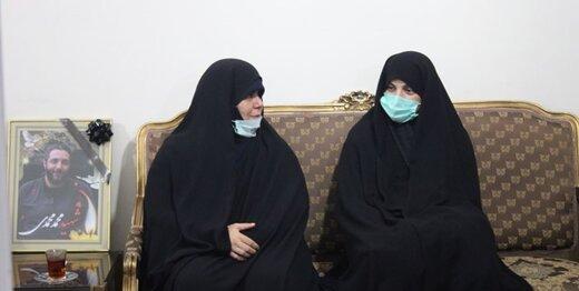 عکسی از حضور نمایندگان مجلس در منزل شهید امر به معروف محمدی