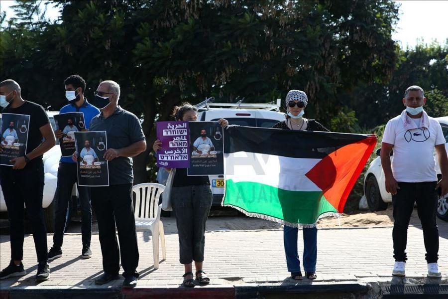 تجمع همبستگی با ماهر الاخرس اسیر فلسطینی مقابل بیمارستان صهیونیستی