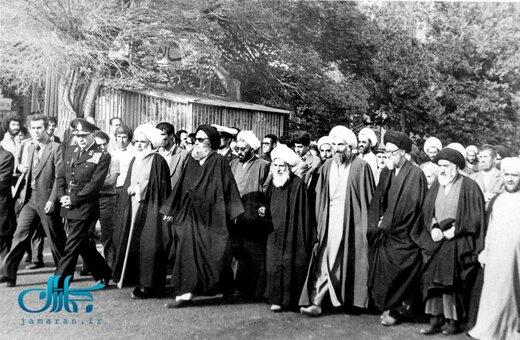 تصویر اولین شهید محراب در کنار امام خمینی و پسرشان