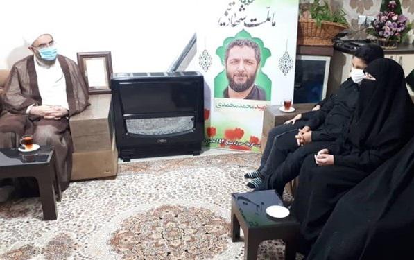 حجّت‌الاسلام حاج علی اکبری به نمایندگی از رهبر انقلاب در منزل شهید محمّدی حضور یافت