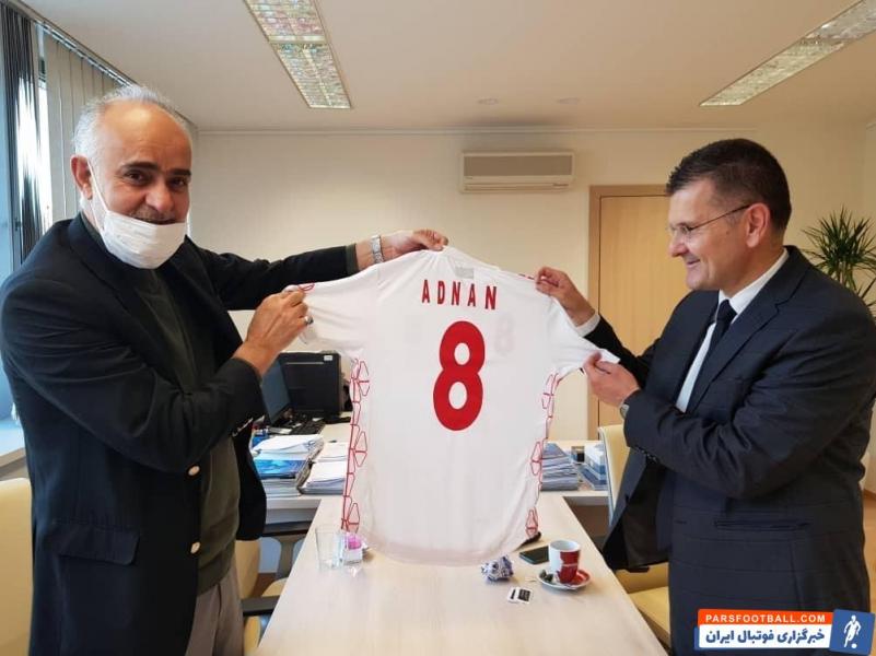 ۱۹:۱۵ اهدای پیراهن شماره ۸ تیم ملی به رئیس فدراسیون فوتبال بوسنی