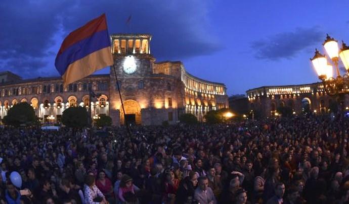چگونه «انقلاب مخملی غرب‌گرایان» منجر به شکست ارمنستان در جنگ با آذربایجان شد؟