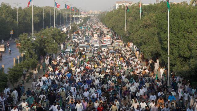 شارلی ابدو؛ پایان تظاهرات علیه فرانسه در پاکستان پس از 'توافق' با شروط معترضان از جمله تحریم کالاهای فرانسوی