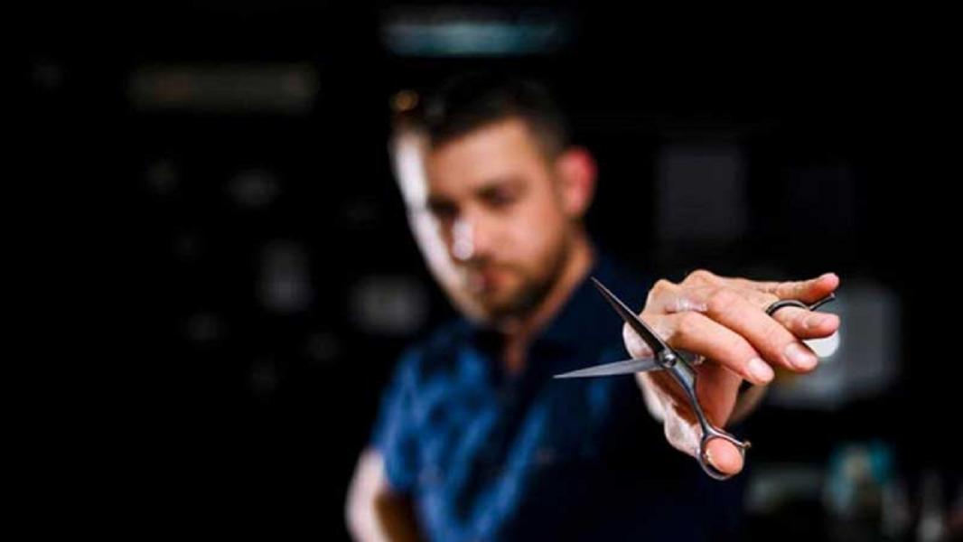 ریش، آب پاش، قیچی! / اصلاح موی سر با چند گام ساده و اصولی در روز‌های کرونایی