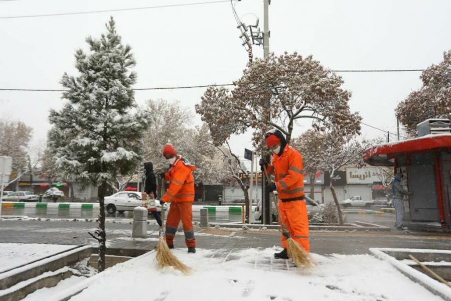 گوشه‌ای از تلاش پاکبانان مشهدی برای پاکسازی معابر در اولین برف پاییزی
