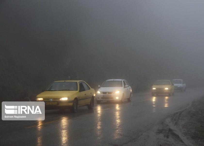 مه غلیظ دید رانندگان را در جاده‌های زنجان کاهش داده است
