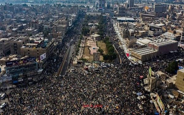 تجمع ده‌ها هزار نفری طرفداران جریان صدر در مرکز بغداد