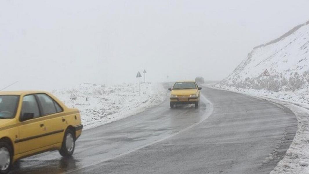 بارش برف در گردنه‌های چری و شاه منصوری/رانندگان زنجیر چرخ همراه داشته باشند