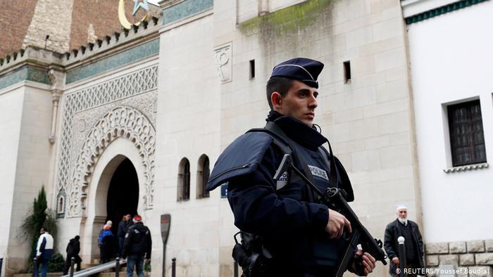 فرانسه برای مبارزه با اسلام‌گرایی افراطی قانون وضع می‌کند