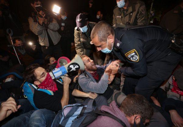 پلیس اسرائیل ۳۰ تن از معترضان به نتانیاهو را دستگیر کرد