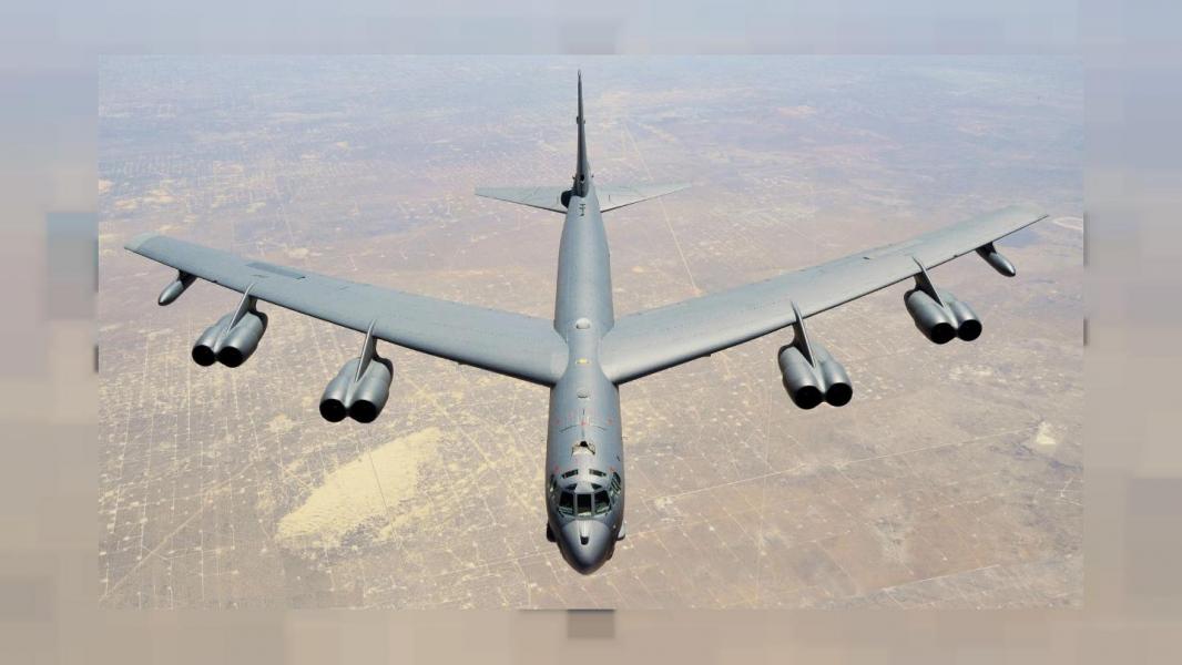 پرواز بمب‌افکن B-۵۲ آمریکا بر فراز مناطق مرزی عراق و سوریه
