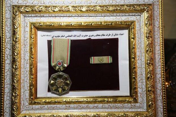 اعطای نشان «درجه یک نصر» به خانواده شهید فخری‌زاده