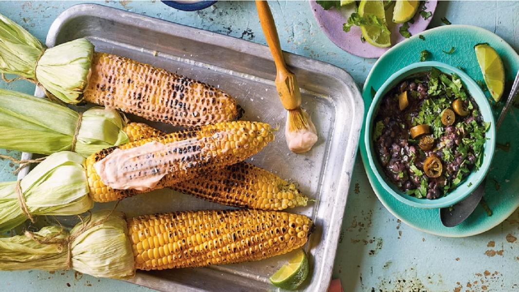 طرز تهیه بلال تنوری خوشمزه و دلچسب با سالاد لوبیا مکزیکی