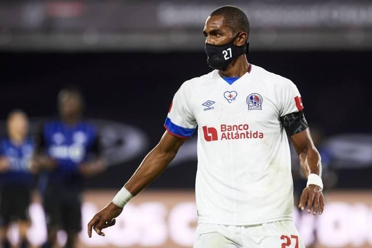 عکس| مهاجم سابق و گلزن پرسپولیس با ماسک بازی می‌کند!