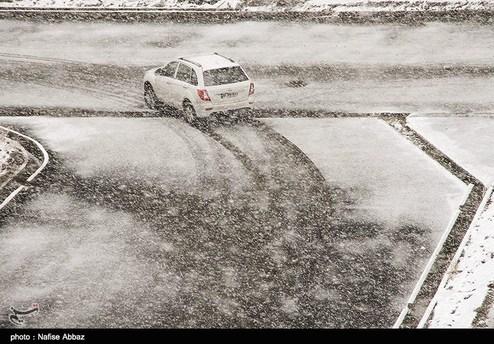 برف و باران در جاده های ۲۰ استان