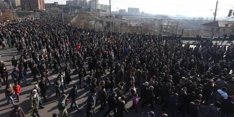 تظاهرات هزاران شهروند ارمنستانی علیه پاشینیان