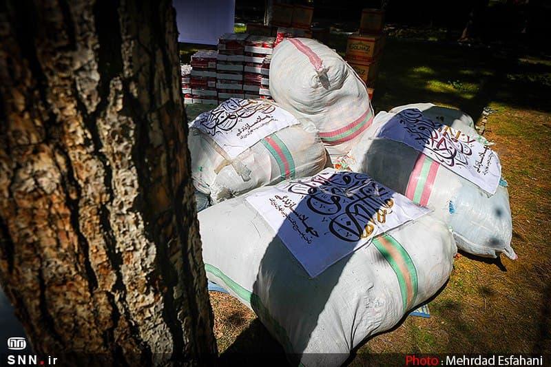 بسیج دانشجویی دانشگاه آزاد ملایر به توزیع بسته‌های معیشتی پرداخت + فیلم