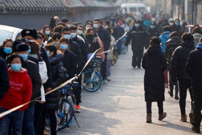 صف‌های طولانی تست کرونا در پایتخت چین