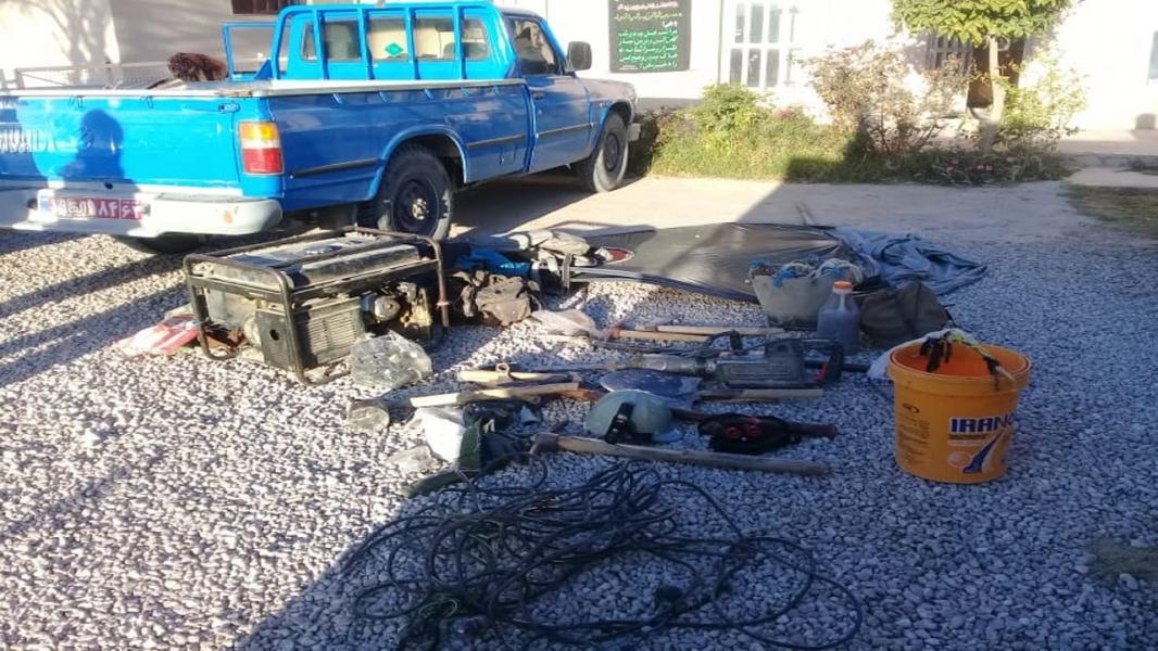 دستگیری اعضای باند حفاری در فیروزآباد