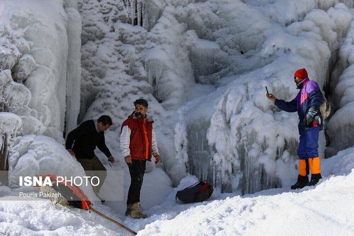 قاب‌های حیرت‌انگیز از آبشار تمام قندیل «گنجنامه»