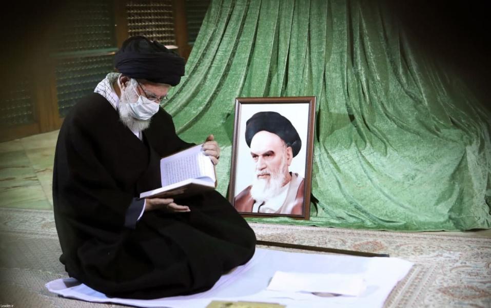 رهبر انقلاب در مرقد امام خمینی (ره) و گلزار شهدا حضور یافتند+ فیلم