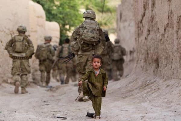 استفاده نظامیان آمریکایی از کودکان افغان برای پاکسازی تله‌های انفجاری