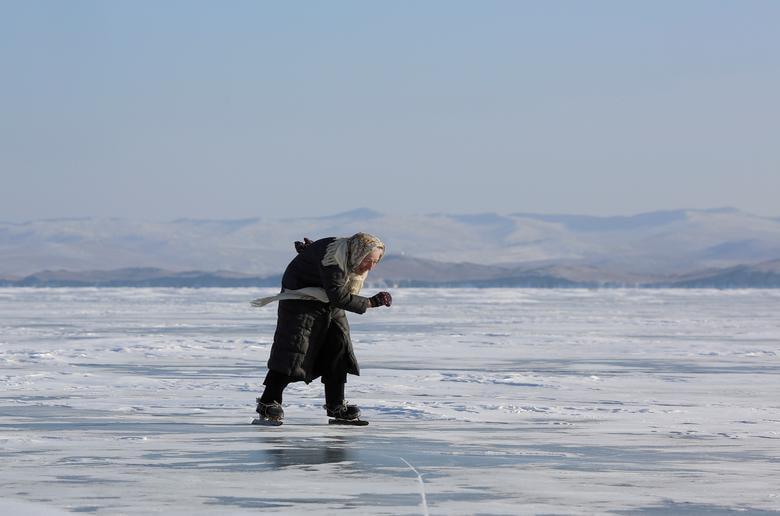 ببینید | اسکیت روی یخ پیرزن 80 ساله روس