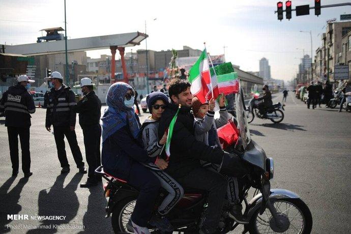 تصاویری جالب از راهپیمایی خانوادگی با موتور!