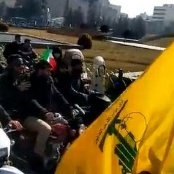 شعار 'مرگ بر روحانی' در راهپیمایی موتورسواران در سالگرد انقلاب ۵۷