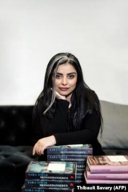 سارا عمر؛ داستان دختران مو مشکی با طره سفید