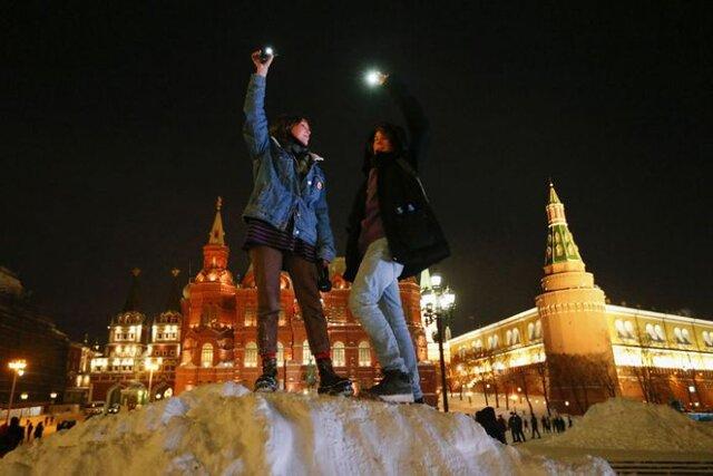 روشن شدن شهرهای روسیه با اعتراضات چراغ‌قوه‌ای در حمایت از ناوالنی