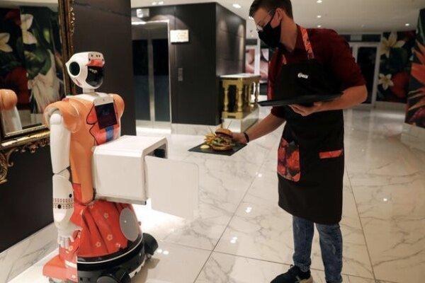 هتل رباتیک از مهمانان با علائم کووید ۱۹ پذیرایی می کند