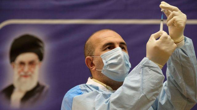 انتقاد رئیس سازمان نظام پزشکی ایران از 'عقب‌ماندگی' در واکسیناسیون