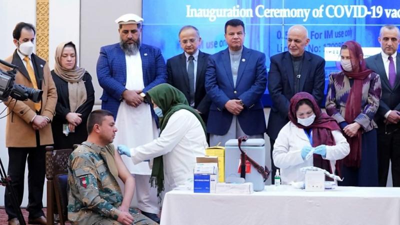 چرا ده هزار مقام دولتی، خبرنگاران و سربازان در نوبت نخست واکسن کرونا در افغانستان هستند؟
