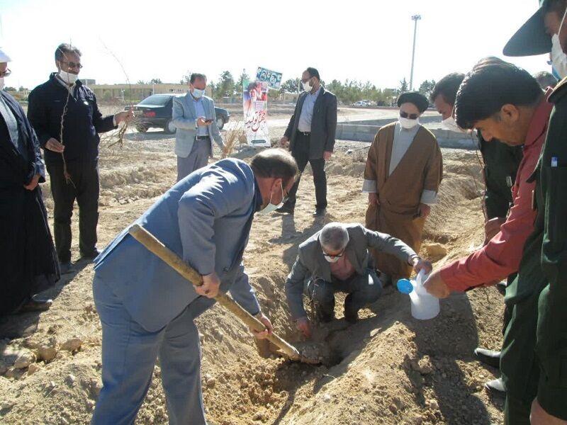 مردم و مسوولان ابرکوه به یاد چهار هزار شهید یزد درخت کاشتند
