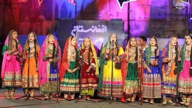 واکنش‌ها به منع آوازخوانی دختران افغان؛ وزارت معارف می‌گوید موقف رسمی نیست