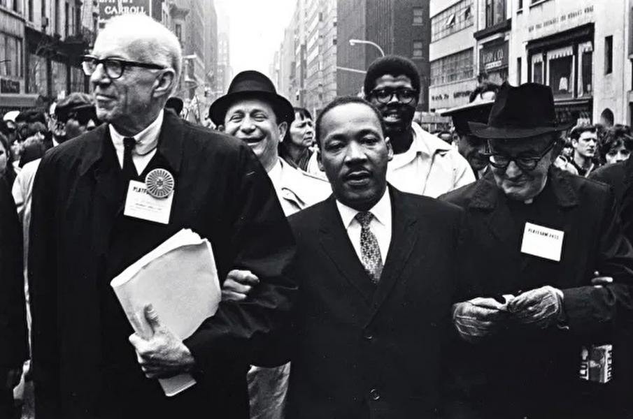 پیروزی اراده آدولف هیتلر / بندر بوشهر در اشغال انگلیس / استقبال ایرانی‌ها از مهاجران لهستانی / تاریخچه جنبش حقوق مدنی آمریکا