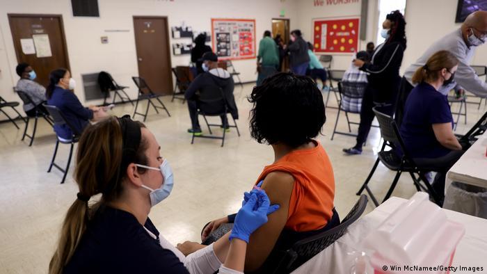 یک‌چهارم شهروندان آمریکایی به طور کامل واکسینه شدند