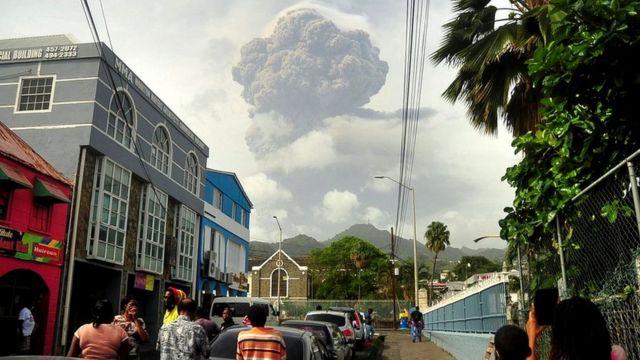فوران آتشفشان هزاران سکنه جزیره حوزه کارائیب را متواری کرد