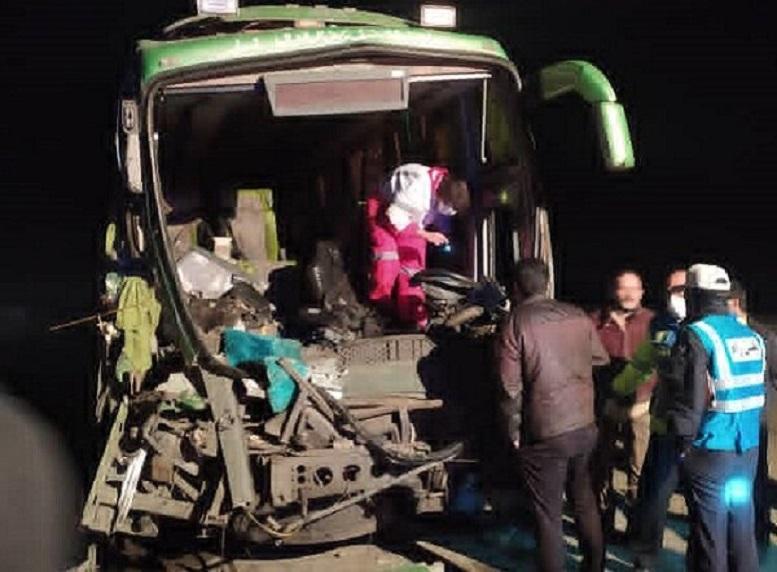 ۷ مصدوم در تصادف تریلی و اتوبوس در شاهین شهر