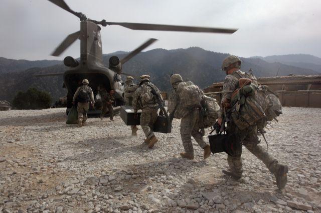 آمریکا نیروهای ویژه و بمب افکن بی-۵۲ برای خروج امن نیروهای خارجی از افغانستان اعزام می‌کند