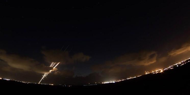 اصابت راکت نزدیک نظامیان صهیونیست حوالی فنس‌های امنیتی غزه