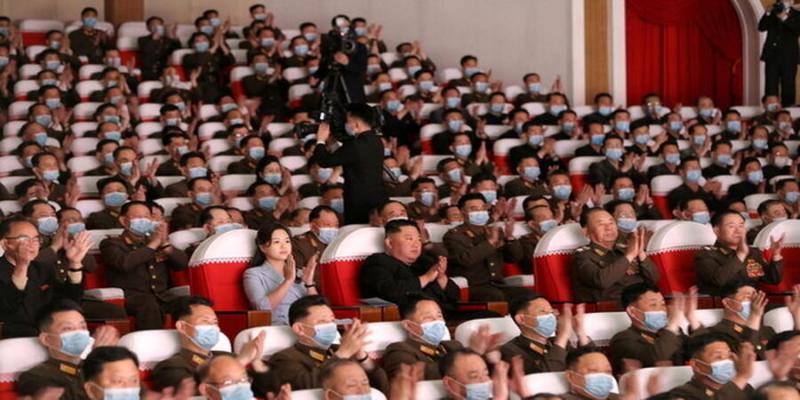 رهبر کره شمالی و همسرش در یک نمایش بدون ماسک