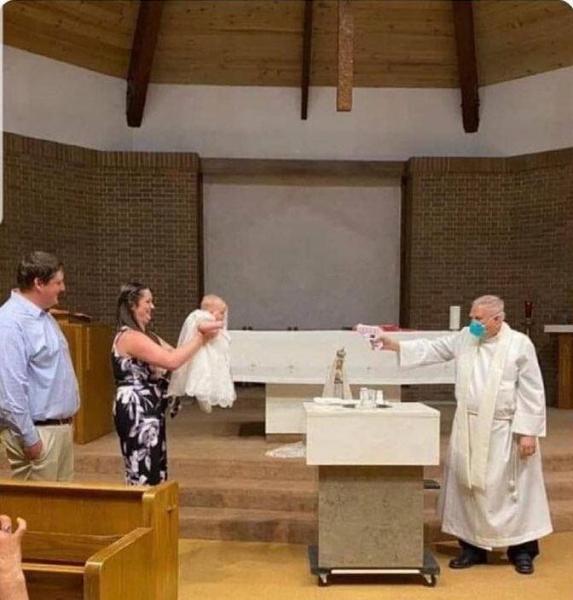 عکس| قابی جالب از عصر کرونا و غسل تعمید