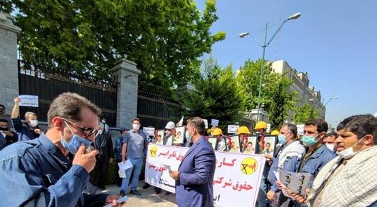کارکنان شرکت توزیع برق مقابل مجلس تجمع کردند/ مطالبه لغو آزمون استخدامی و همسازان‌سازی حقوق
