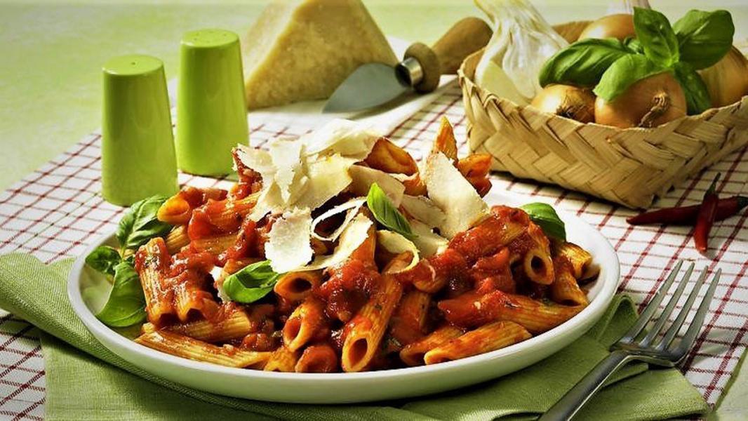 آموزش آشپزی؛ از لواشک شاه توت و زرشک تا پای باکولا، پنیر فتا و دانه کاج + تصاویر